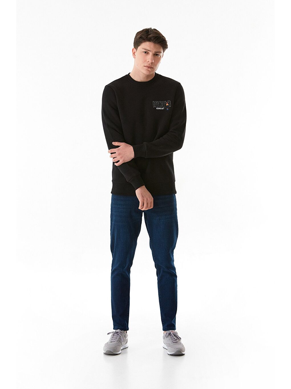 Siyah 3 İplik Yazı Nakışlı Bisiklet Yaka Sweatshirt-3