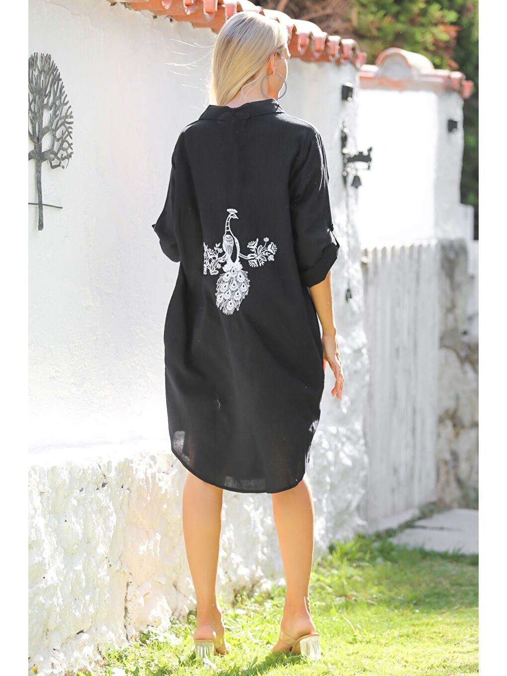 Siyah Gömlek Yaka Düğmeli Uzun Kollu Cepli Tavuskuşu Nakışlı Pamuklu Dokuma Casual Elbise-1