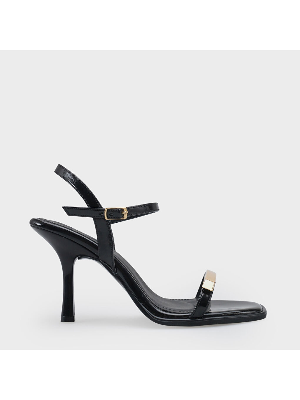 Siyah Reggi Küt Burunlu Metal Tek Bantlı Orta Topuklu Bilekten Bantlı Kadın Ayakkabı