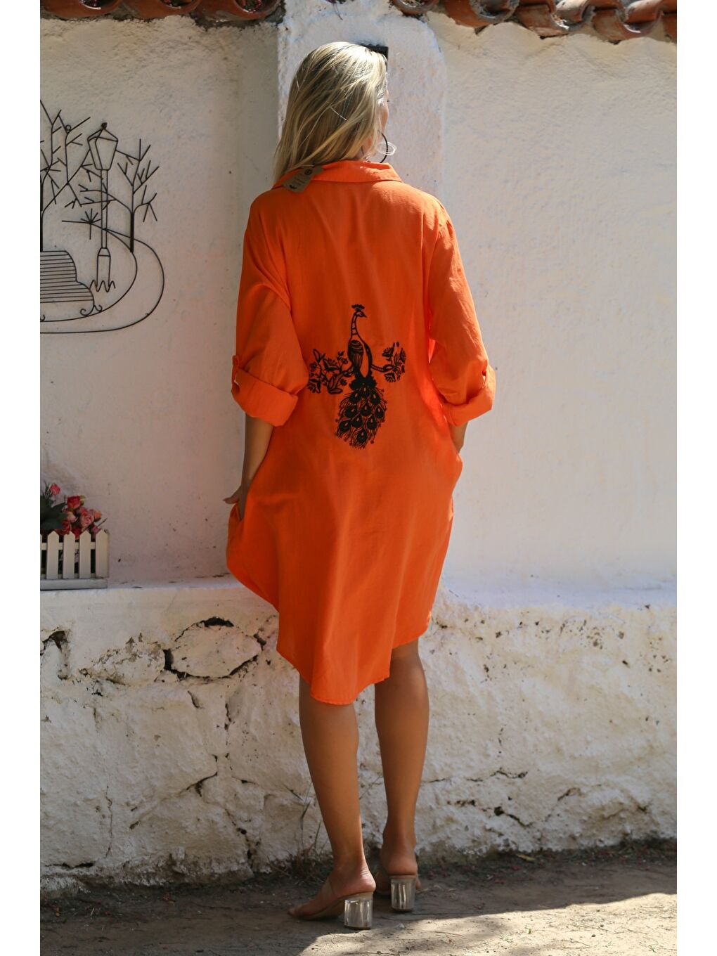 Turuncu Gömlek Yaka Düğmeli Uzun Kollu Cepli Tavuskuşu Nakışlı Pamuklu Dokuma Casual Elbise-1