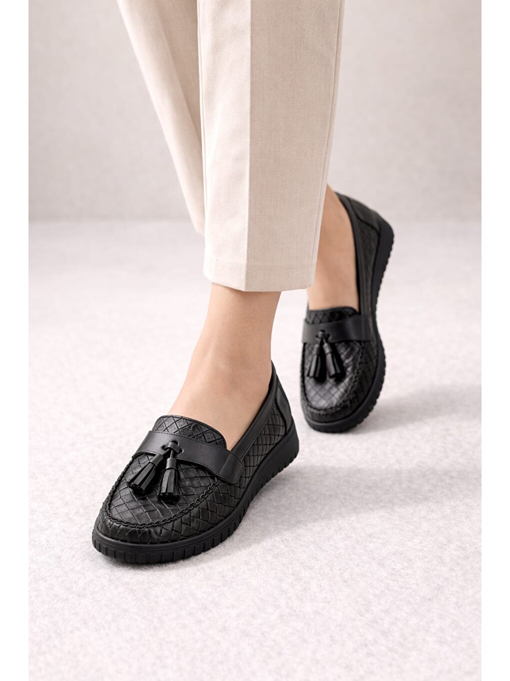 Siyah Kadın Örgü Desenli Püsküllü Rahat Comfort Loafer-1