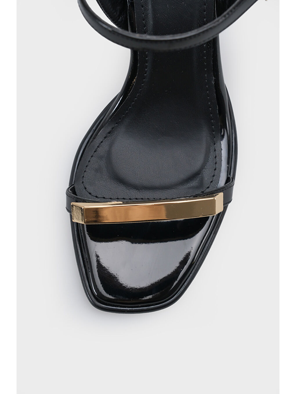 Siyah Reggi Küt Burunlu Metal Tek Bantlı Orta Topuklu Bilekten Bantlı Kadın Ayakkabı-2