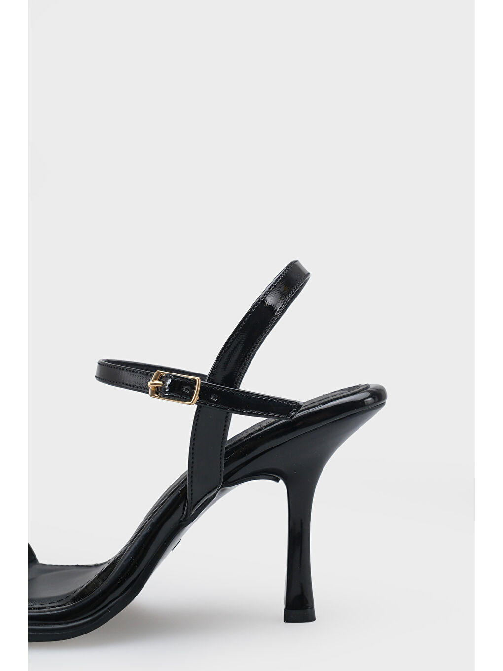 Siyah Reggi Küt Burunlu Metal Tek Bantlı Orta Topuklu Bilekten Bantlı Kadın Ayakkabı-4