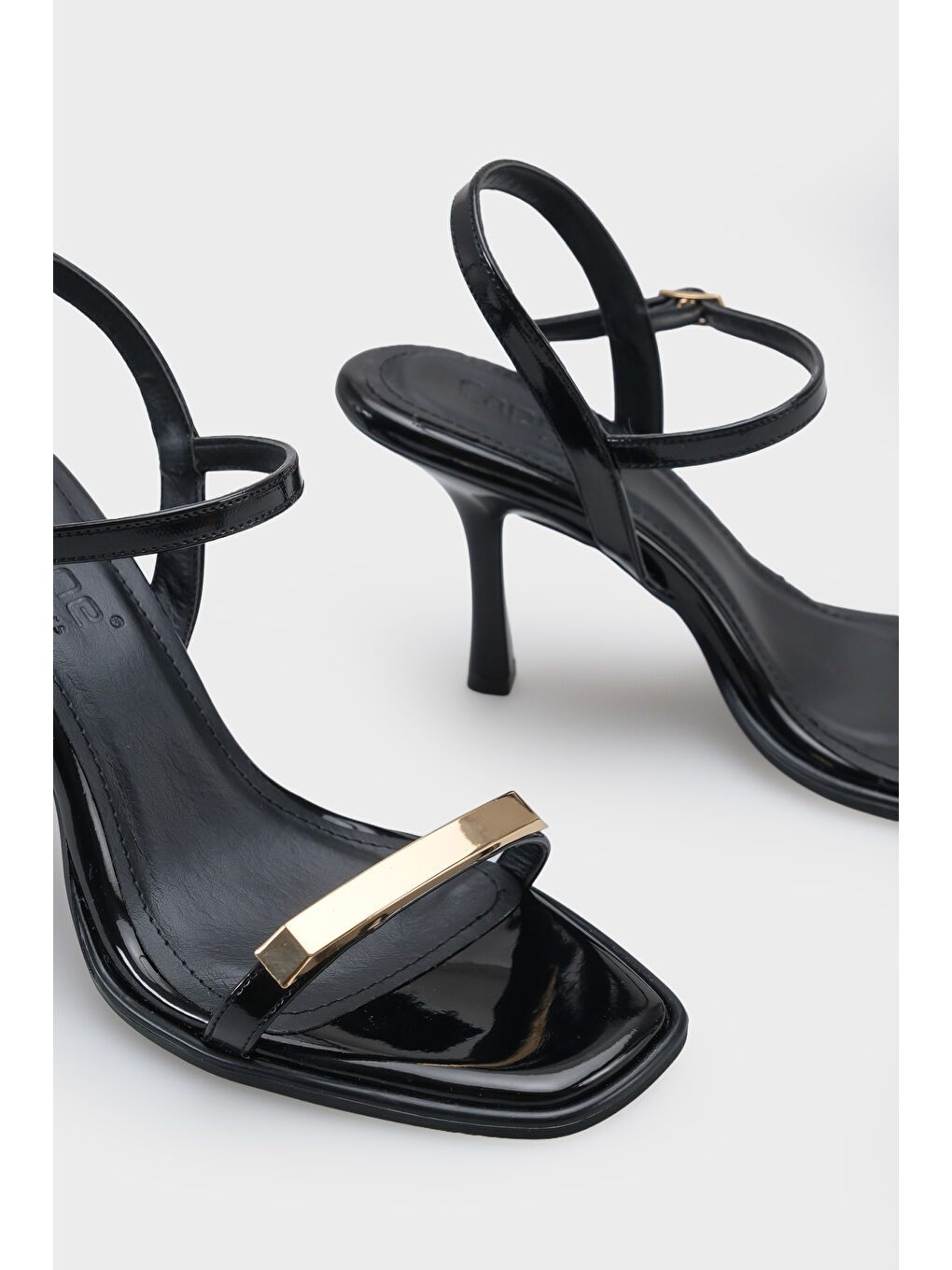 Siyah Reggi Küt Burunlu Metal Tek Bantlı Orta Topuklu Bilekten Bantlı Kadın Ayakkabı-5