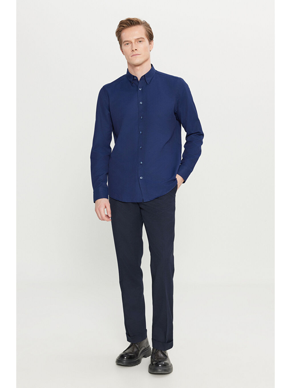 Erkek Lacivert Pamuklu Tailored Slim Fit Dar Kesim Gizli Düğmeli Yaka Armürlü Gömlek-1