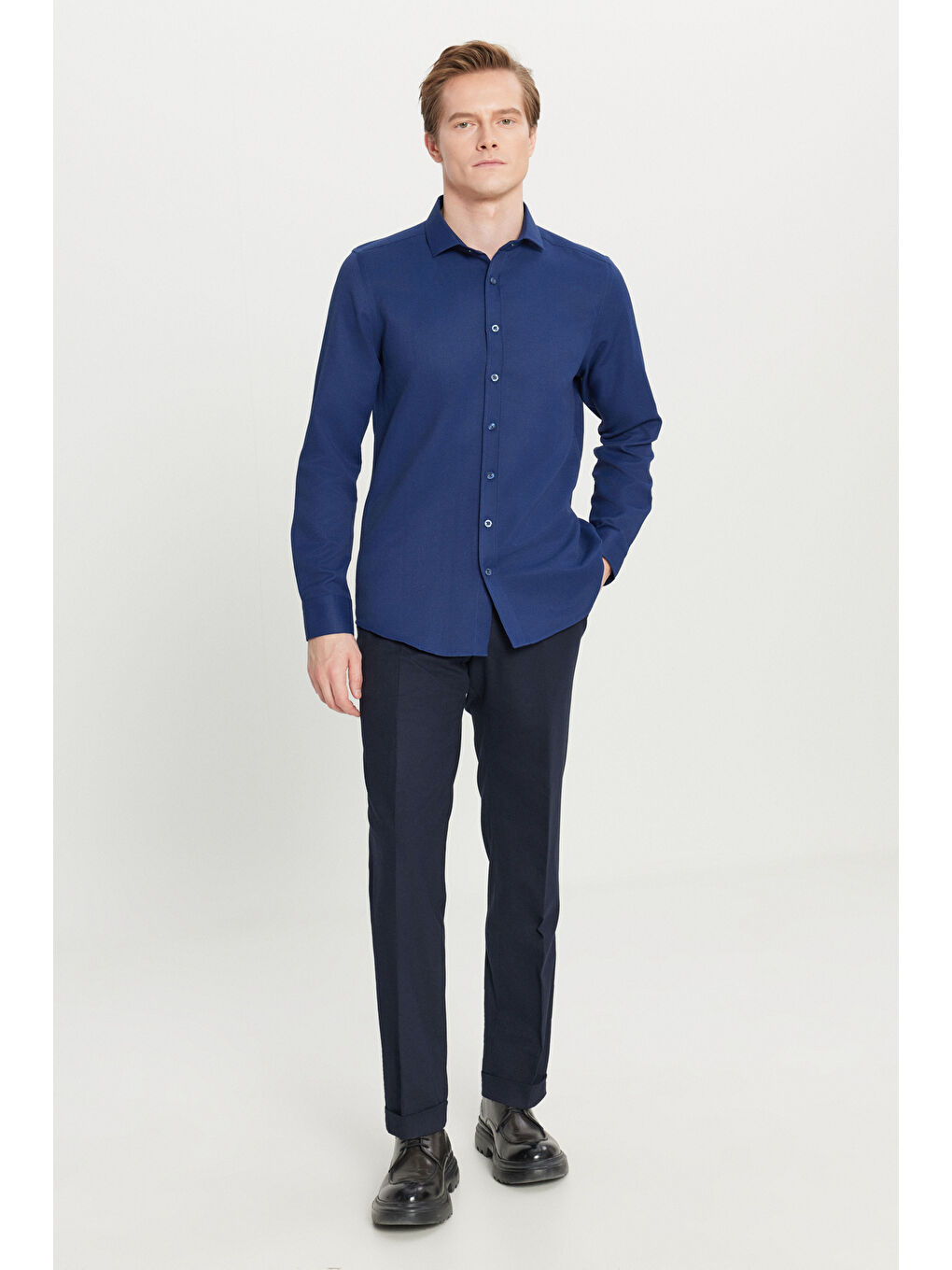 Erkek Lacivert Pamuklu Tailored Slim Fit Dar Kesim Küçük İtalyan Yaka Armürlü Gömlek-1