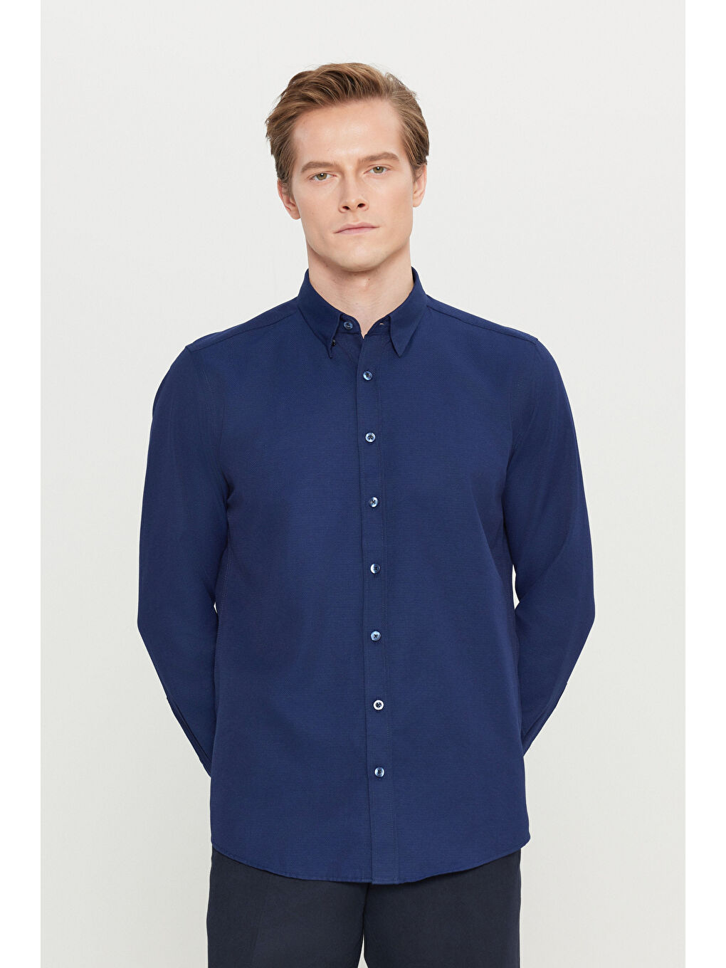 Erkek Lacivert Pamuklu Tailored Slim Fit Dar Kesim Gizli Düğmeli Yaka Armürlü Gömlek-2