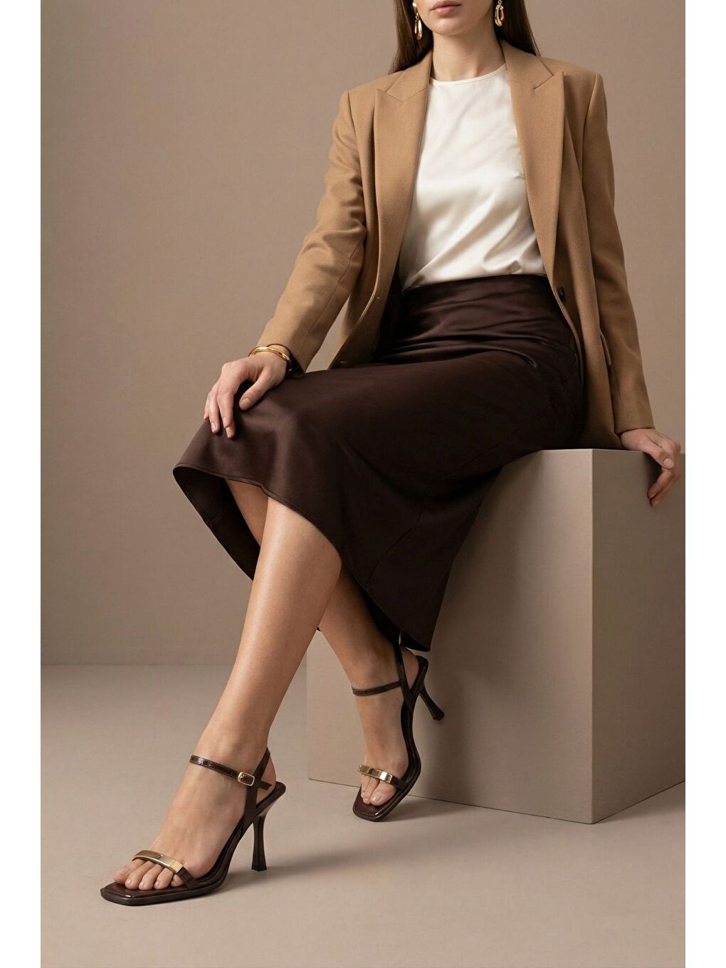 Kahverengi Reggi Küt Burunlu Metal Tek Bantlı Orta Topuklu Bilekten Bantlı Kadın Ayakkabı-2