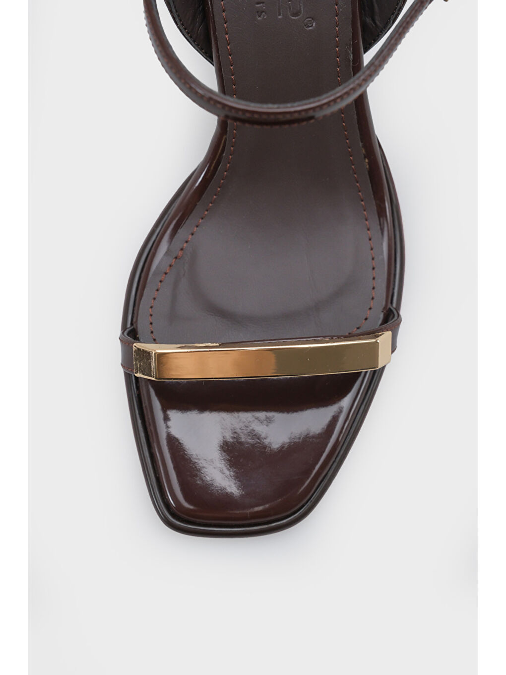 Kahverengi Reggi Küt Burunlu Metal Tek Bantlı Orta Topuklu Bilekten Bantlı Kadın Ayakkabı-3