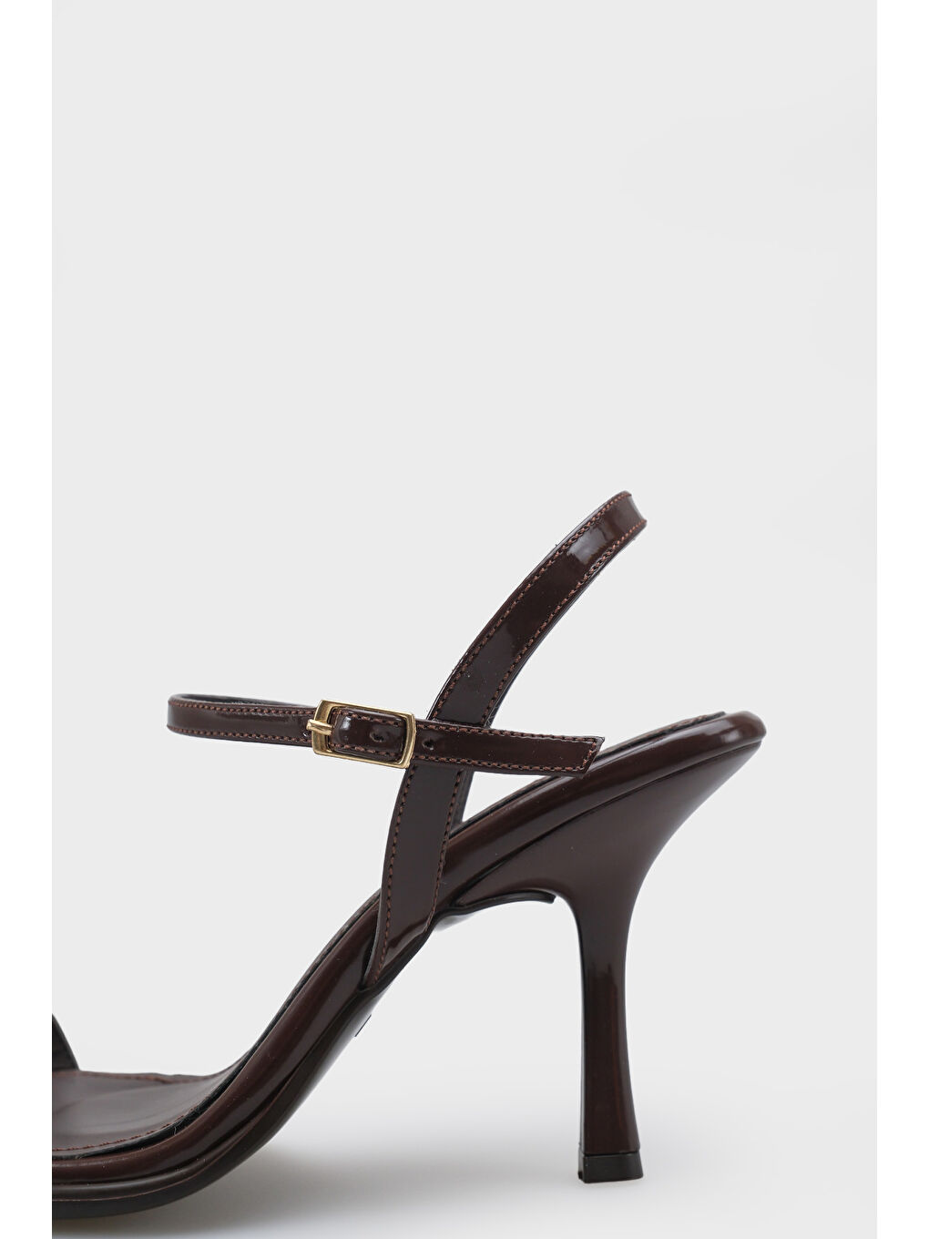 Kahverengi Reggi Küt Burunlu Metal Tek Bantlı Orta Topuklu Bilekten Bantlı Kadın Ayakkabı-5