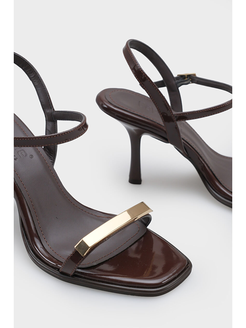 Kahverengi Reggi Küt Burunlu Metal Tek Bantlı Orta Topuklu Bilekten Bantlı Kadın Ayakkabı-6