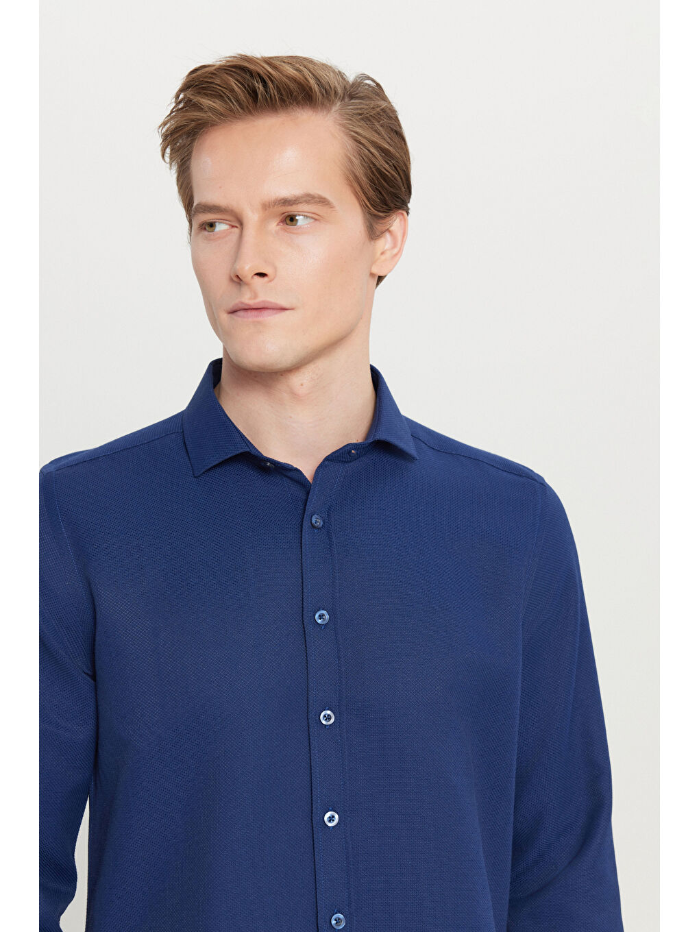 Erkek Lacivert Pamuklu Tailored Slim Fit Dar Kesim Küçük İtalyan Yaka Armürlü Gömlek-3
