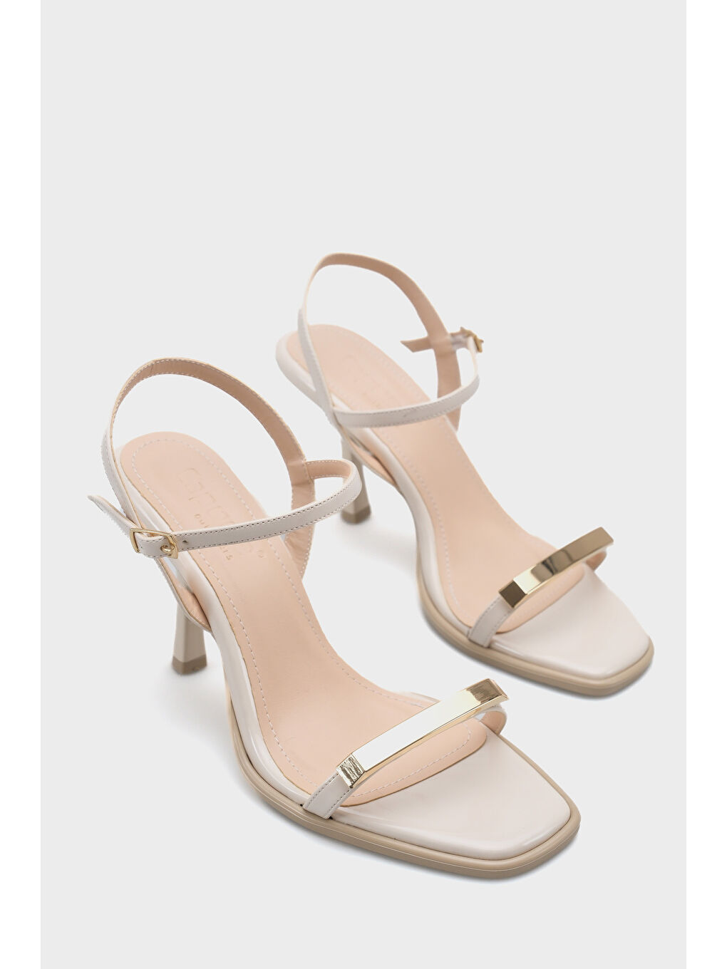 Bej Reggi Küt Burunlu Metal Tek Bantlı Orta Topuklu Bilekten Bantlı Kadın Ayakkabı-1