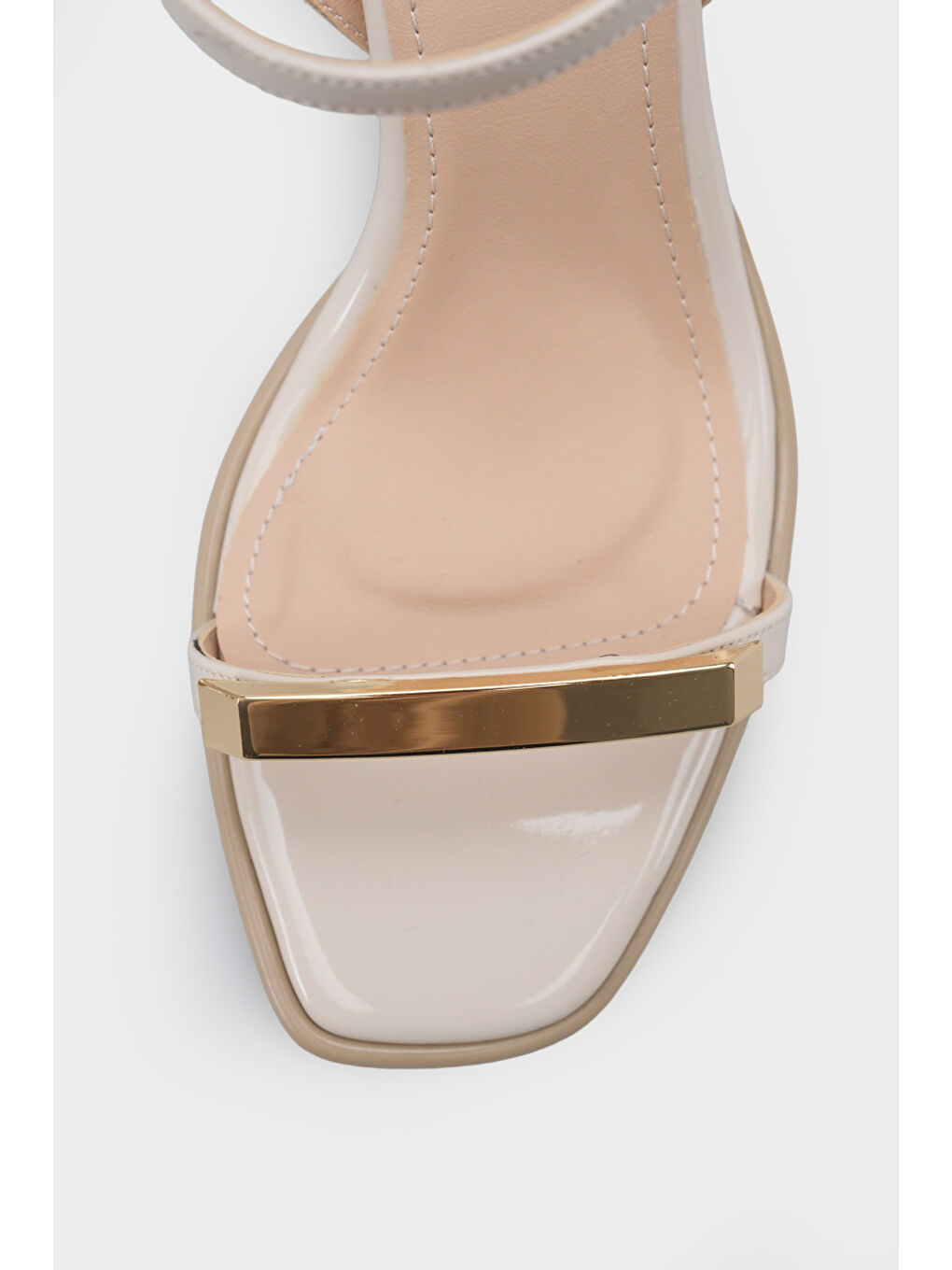Bej Reggi Küt Burunlu Metal Tek Bantlı Orta Topuklu Bilekten Bantlı Kadın Ayakkabı-2