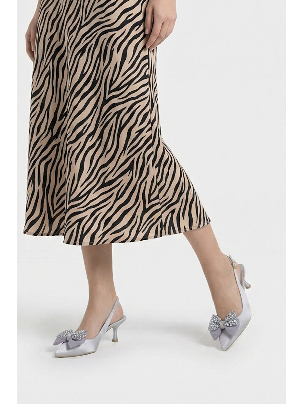 Gri Nikolia Taşlı Fiyonklu Sivri Burunlu Saten Orta Topuklu Kadın Ayakkabı-7