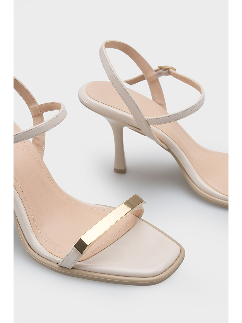 Bej Reggi Küt Burunlu Metal Tek Bantlı Orta Topuklu Bilekten Bantlı Kadın Ayakkabı-5