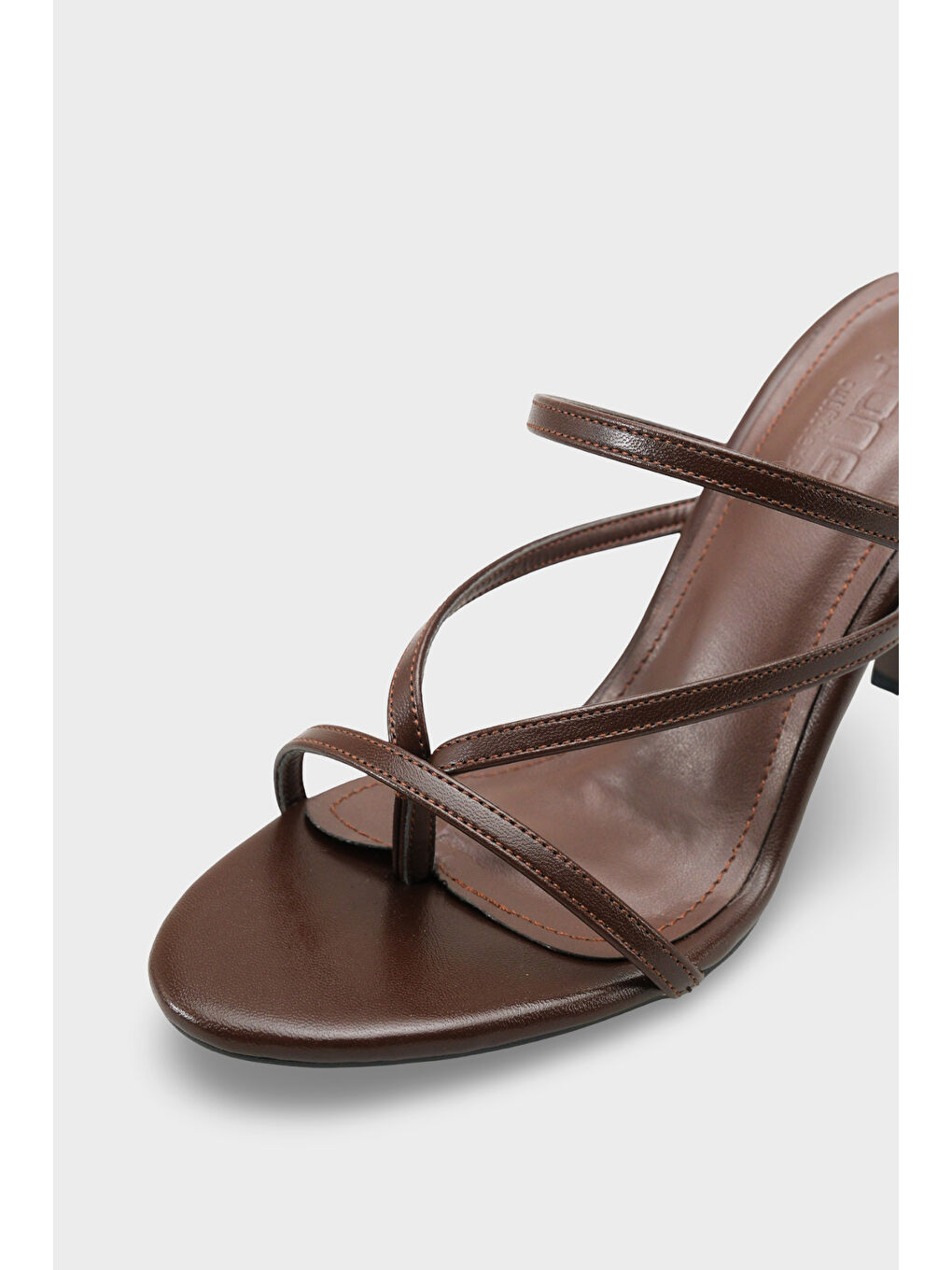 Kahverengi Vinnie Yuvarlak Burunlu Orta Topuklu Parmak Arası Kadın Terlik-3
