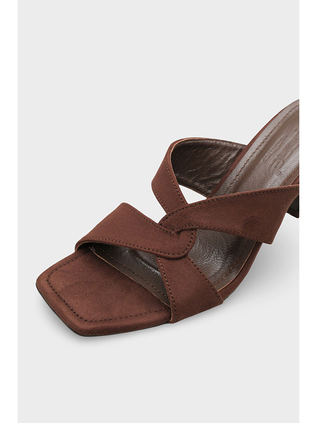 Beyaz Sissy Hakiki Deri Astarlı Küt Burunlu Çapraz Bantlı Orta Topuklu Kadın Terlik-3