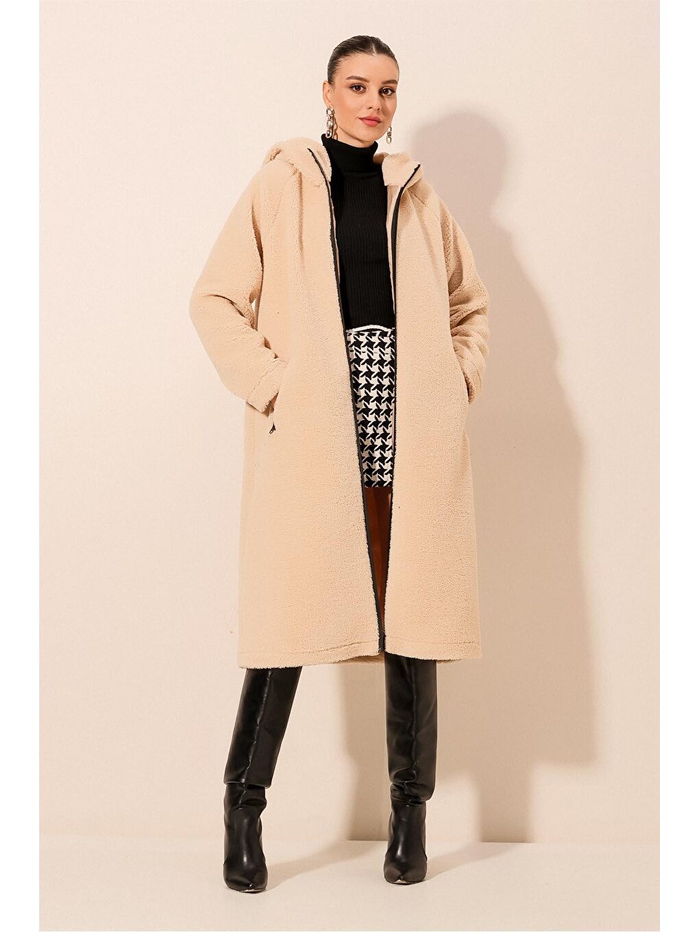 Ekru 9132 Kapüşonlu Peluş Kaban - Krem