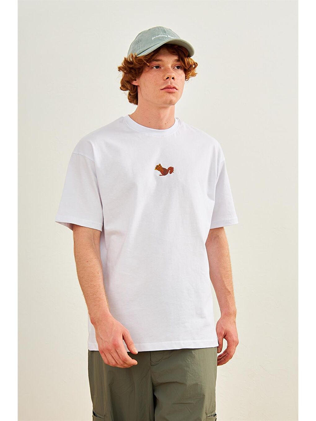 Erkek Sincap Nakışlı Oversize Tişört Beyaz
