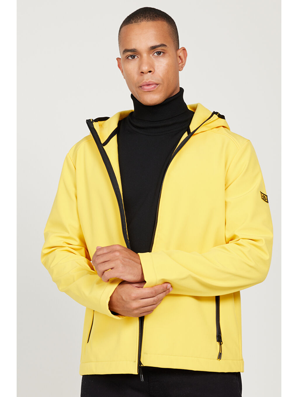Erkek Sarı Standart Fit Normal Kesim Dik Yaka Softshell Kapüşonlu Mont-2