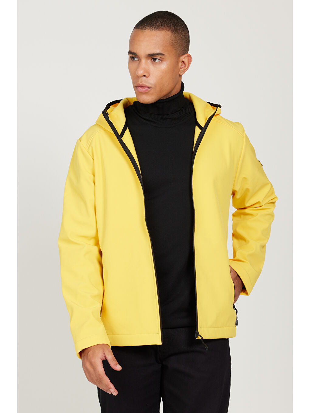 Erkek Sarı Standart Fit Normal Kesim Dik Yaka Softshell Kapüşonlu Mont-3