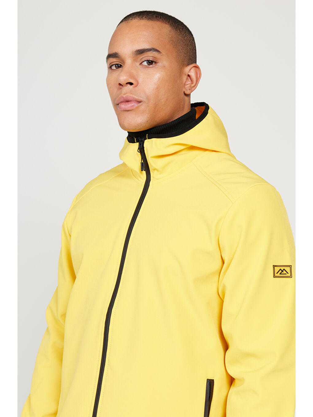 Erkek Sarı Standart Fit Normal Kesim Dik Yaka Softshell Kapüşonlu Mont-4