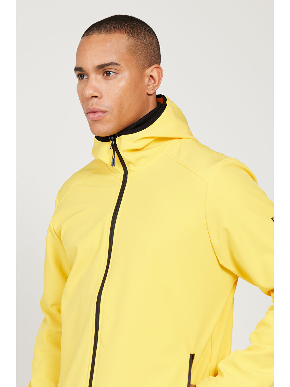Erkek Sarı Standart Fit Normal Kesim Dik Yaka Softshell Kapüşonlu Mont-5