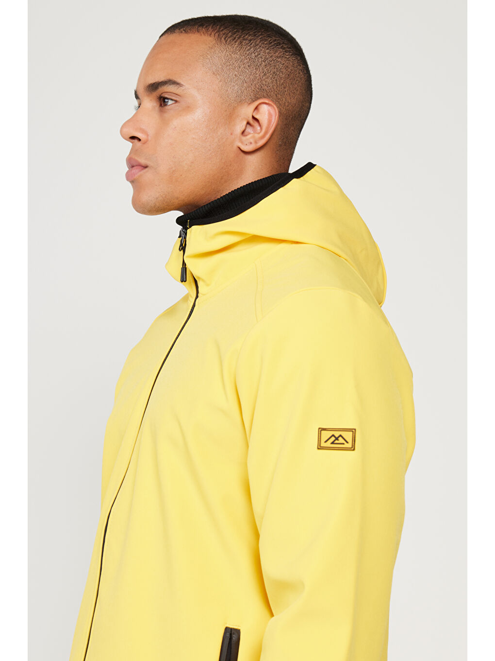 Erkek Sarı Standart Fit Normal Kesim Dik Yaka Softshell Kapüşonlu Mont-6