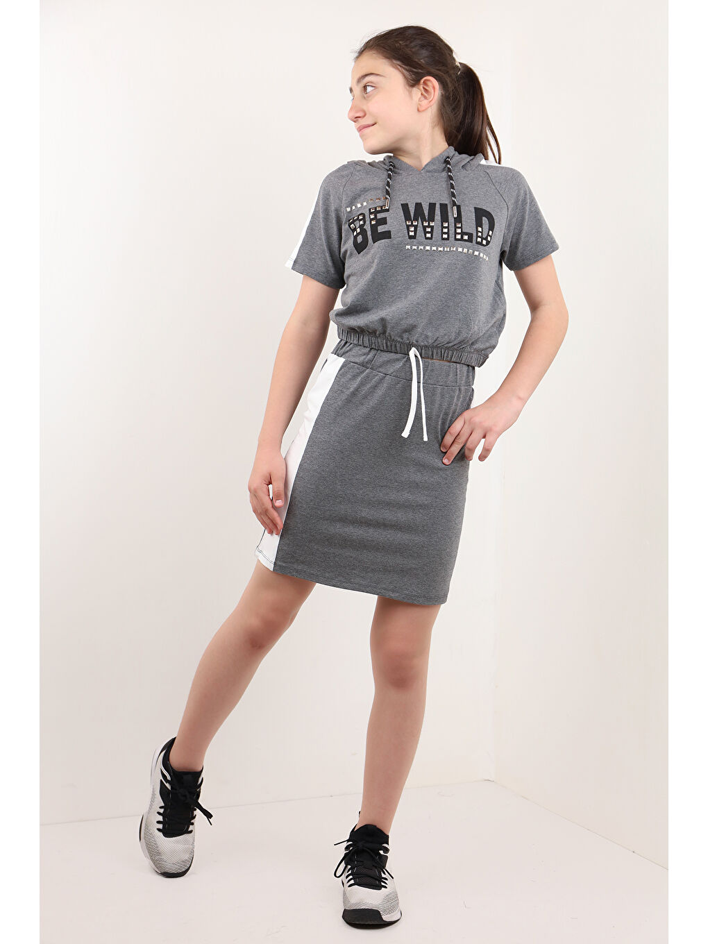Antrasit Kız Çocuk BE WILD Baskılı Kapüşonlu Etekli Takım