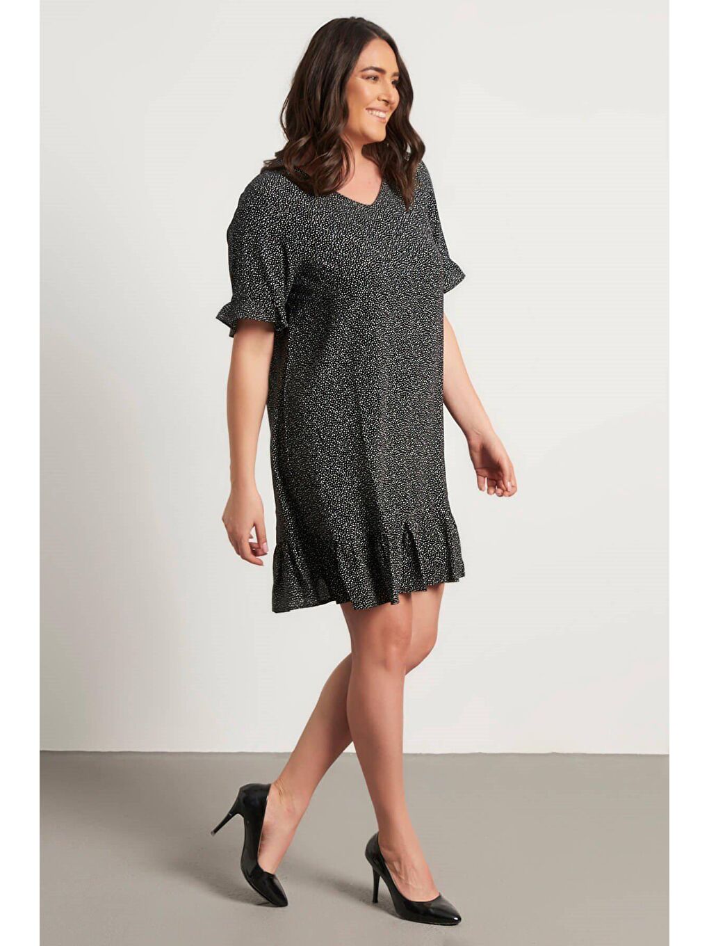 Siyah Eteği Ve Kolları Fırfırlı Elbise-1