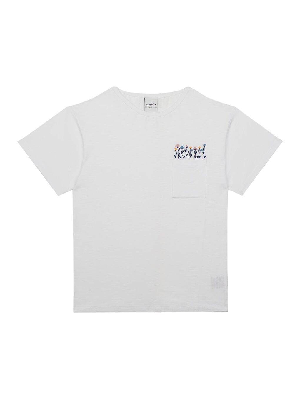 Beyaz Cepte Çiçek Detaylı Tshirt