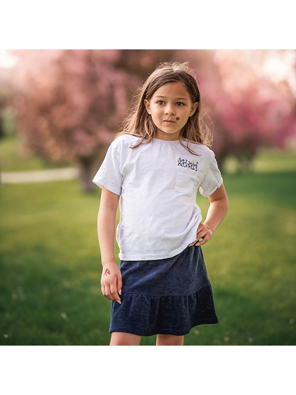 Beyaz Cepte Çiçek Detaylı Tshirt-1