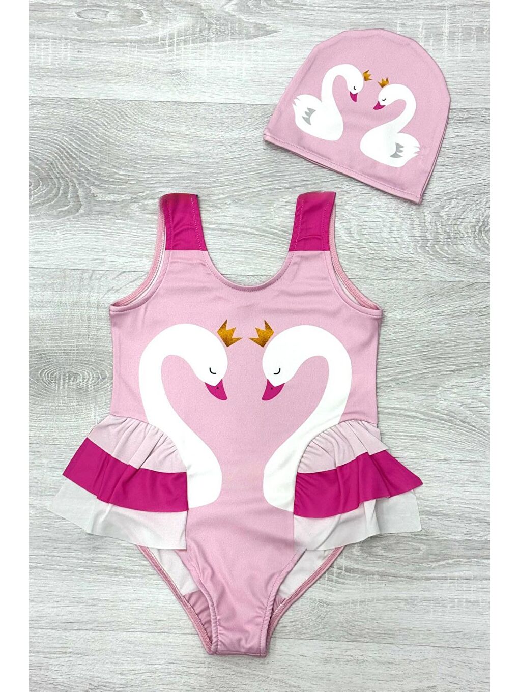 Beyaz Zarif Kuğu Desenli Üç Kat Fırfır Detaylı Boneli Kız Çocuk Mayo