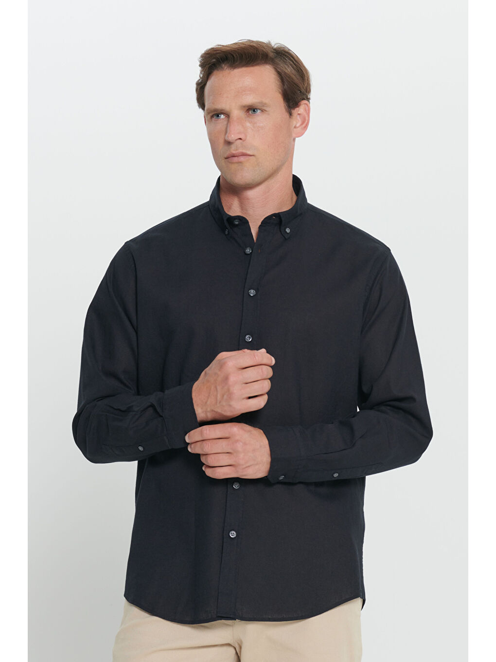 Erkek Siyah Comfort Fit Rahat Kesim Düğmeli Yaka Keten Gömlek-2