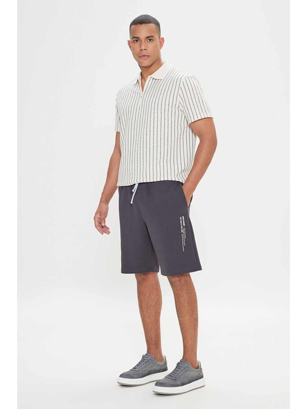 Erkek Koyu Gri Standart Fit Normal Kesim Cepli Rahat Örme Şort