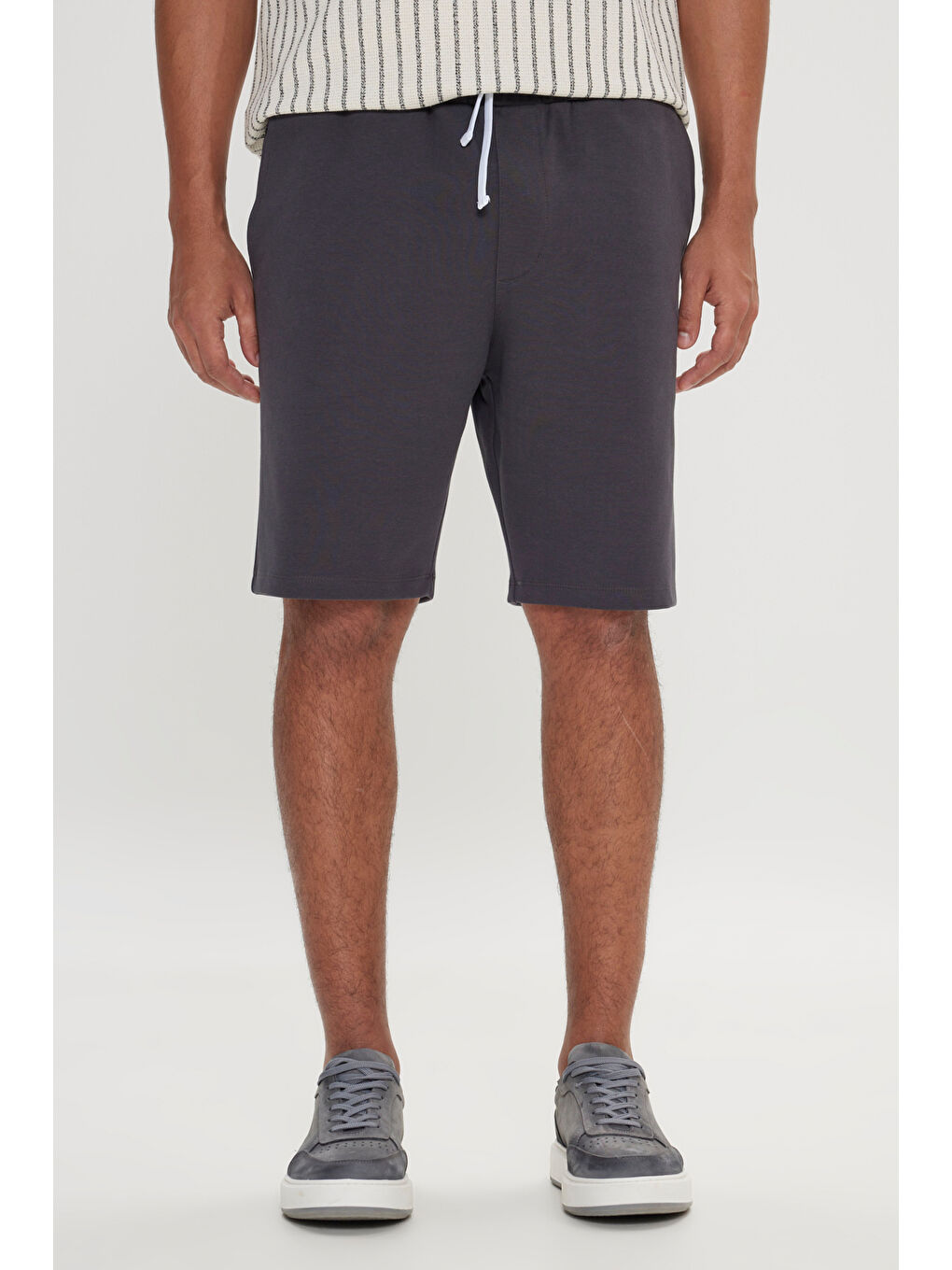 Erkek Koyu Gri Standart Fit Normal Kesim Cepli Rahat Örme Şort-1