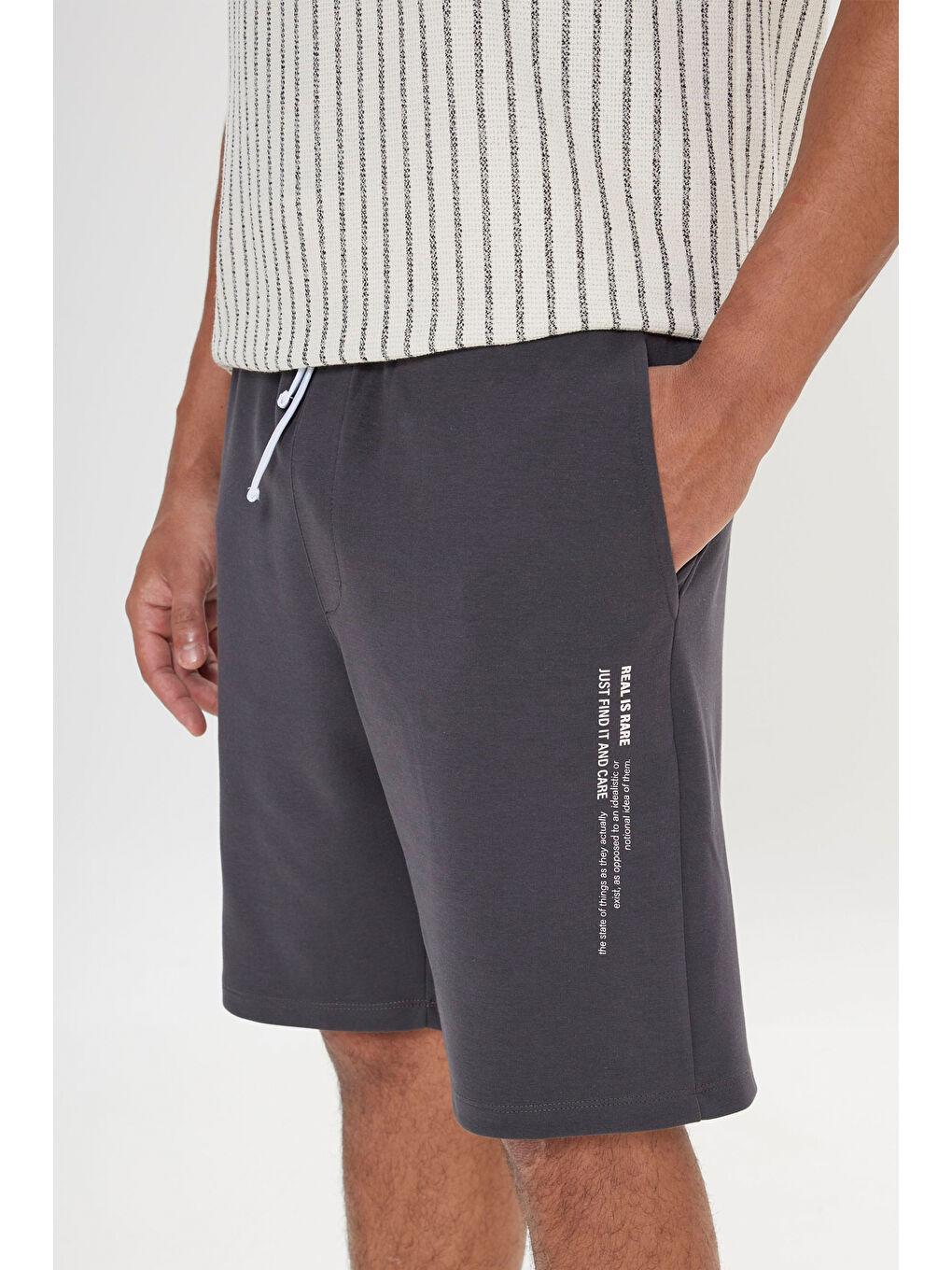 Erkek Koyu Gri Standart Fit Normal Kesim Cepli Rahat Örme Şort-3