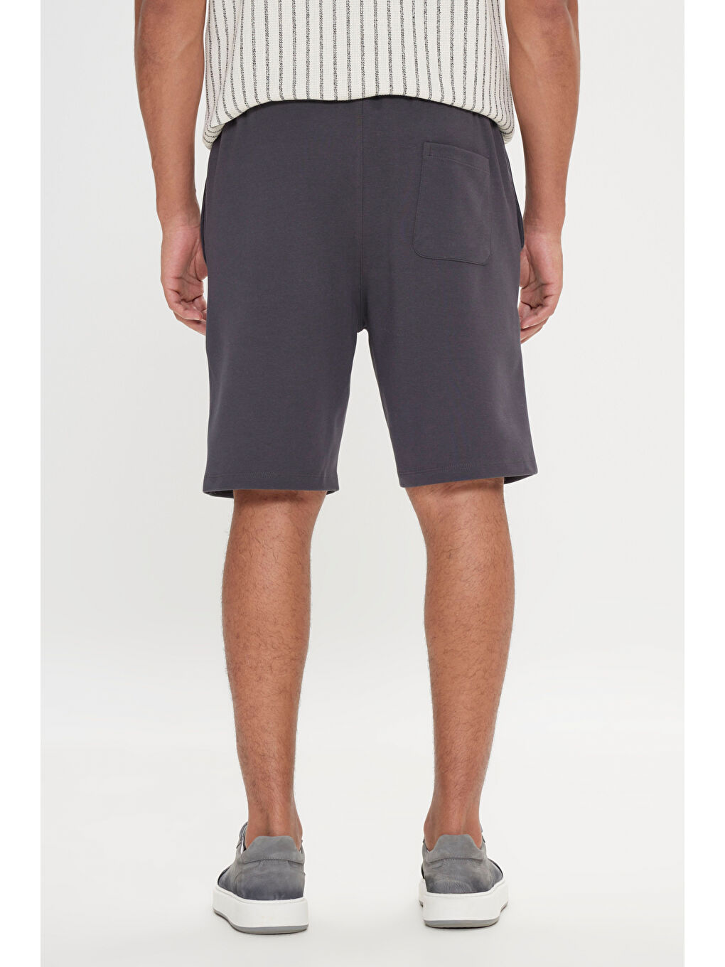 Erkek Koyu Gri Standart Fit Normal Kesim Cepli Rahat Örme Şort-4