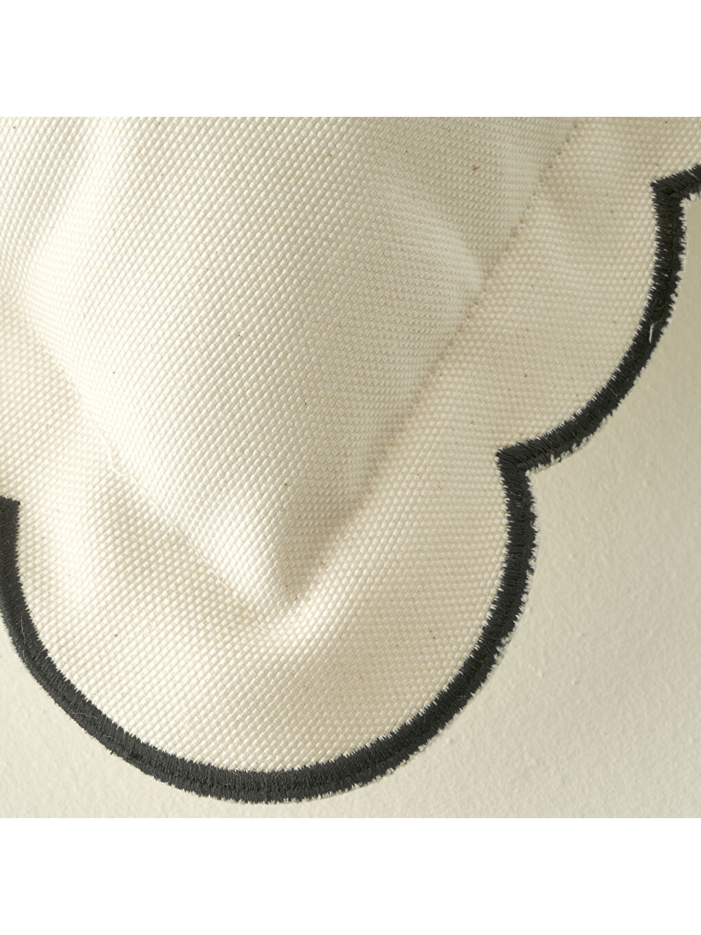 Scallop Kenar Kırlent Kılıfı Siyah (43x43 cm)-1