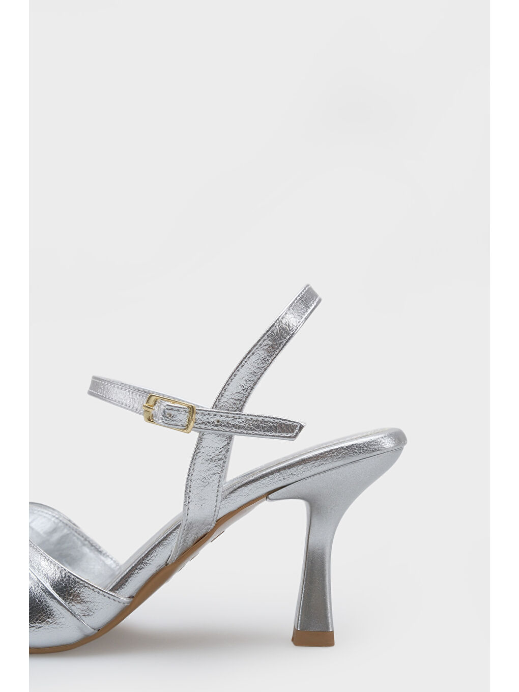 Gri Belvia Sivri Burunlu Metalik Bilekten Bantlı Orta Topuklu Kadın Ayakkabı-5
