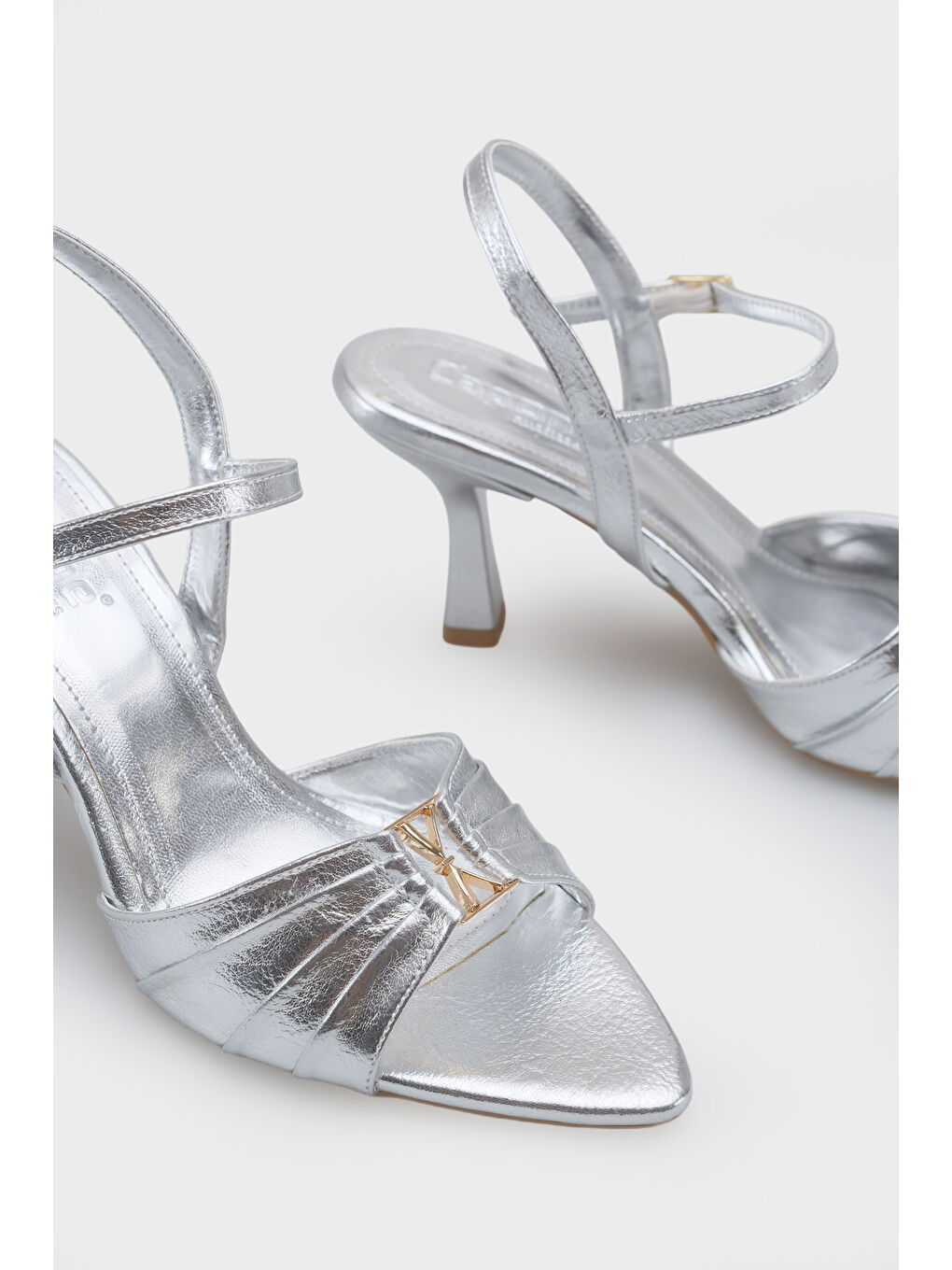 Gri Belvia Sivri Burunlu Metalik Bilekten Bantlı Orta Topuklu Kadın Ayakkabı-6