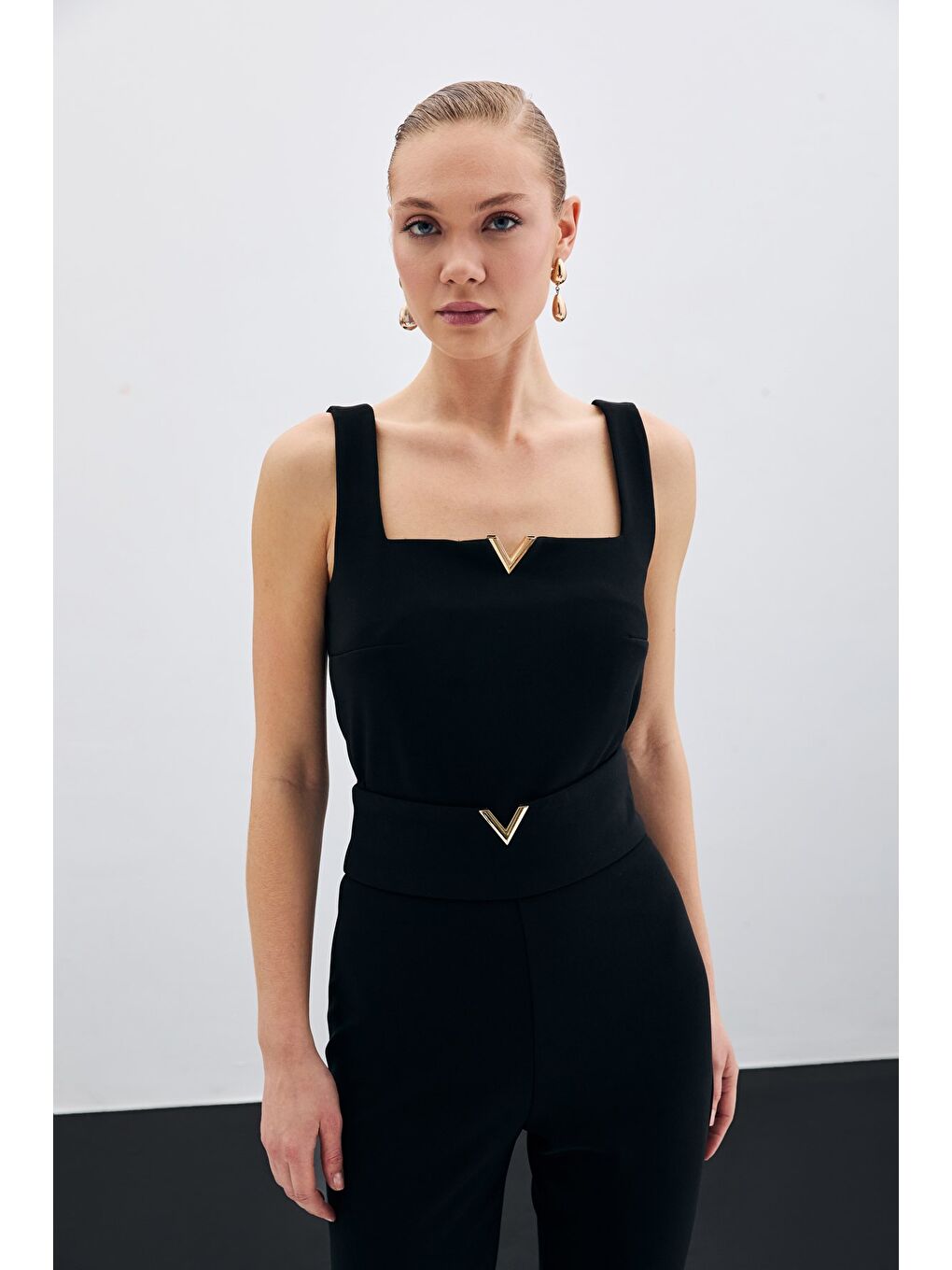 Yaka Gold Aksesuarlı Bluz - Siyah-1