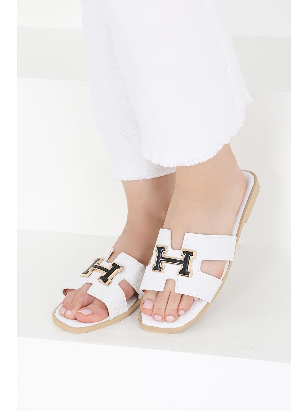 Kadın Beyaz H Tokalı Terlik - 27407