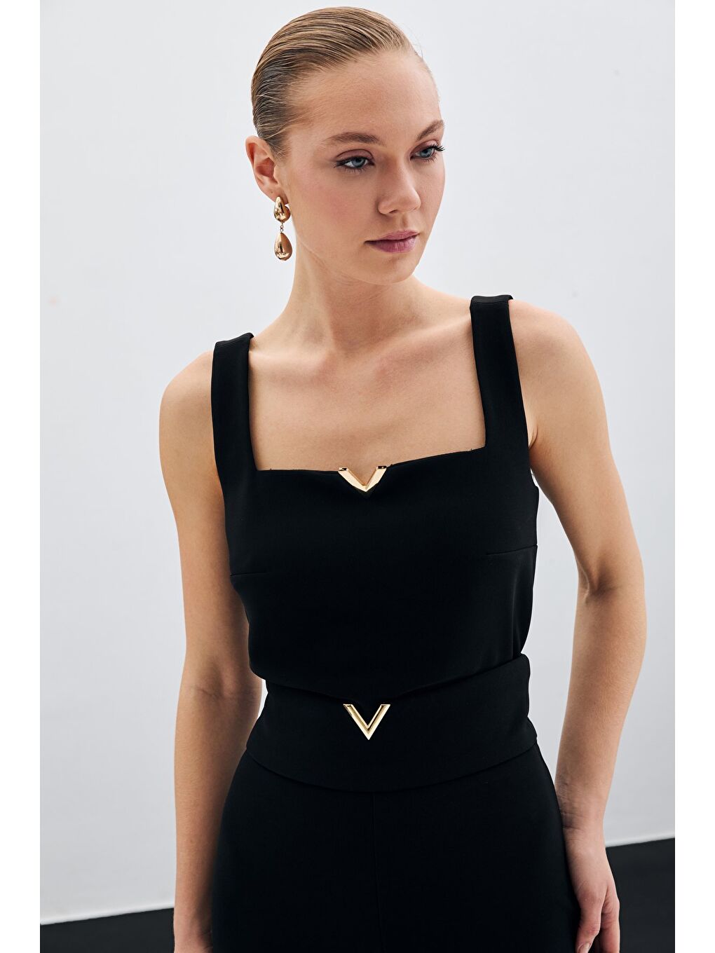 Yaka Gold Aksesuarlı Bluz - Siyah-2