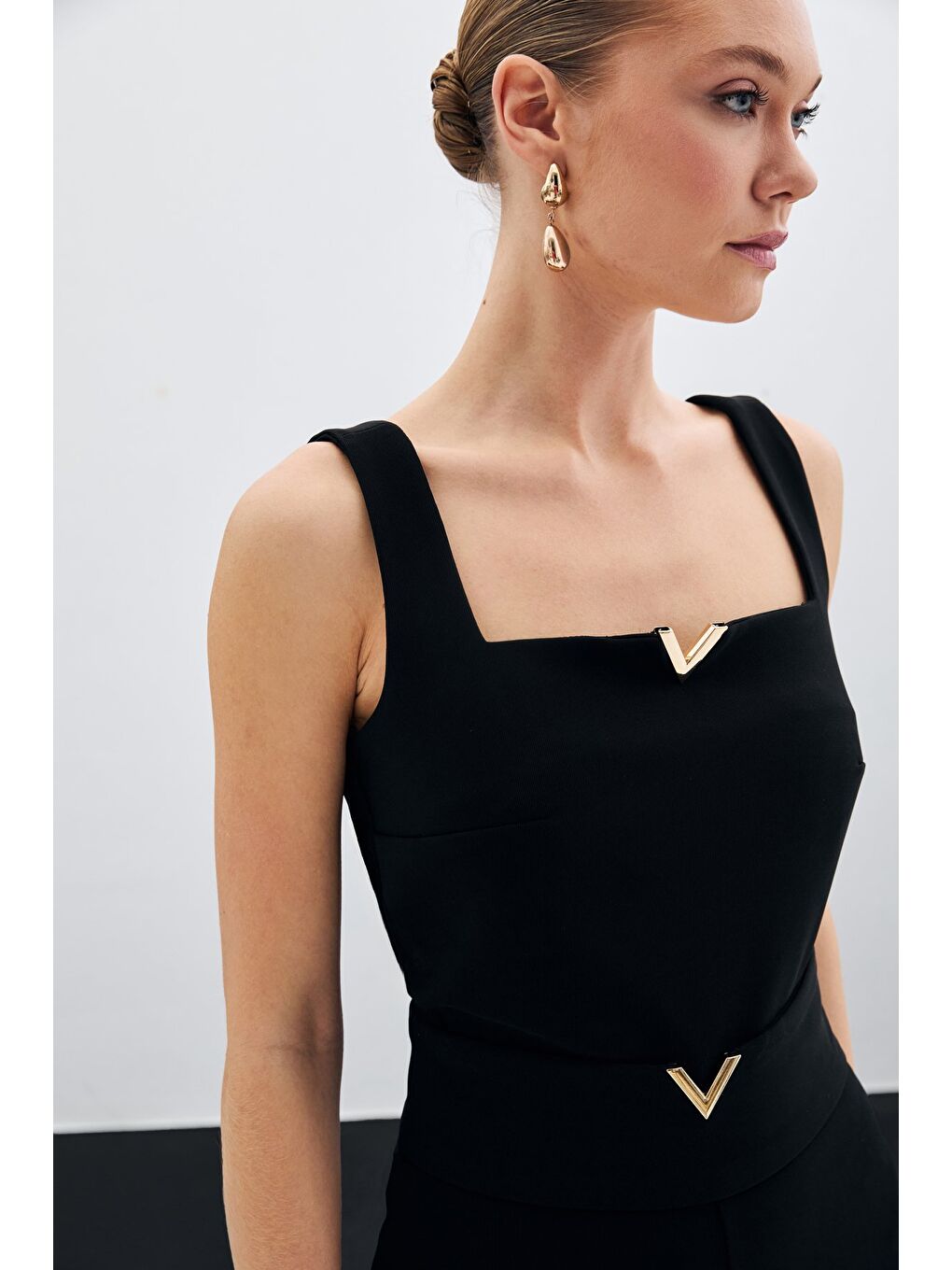 Yaka Gold Aksesuarlı Bluz - Siyah-3