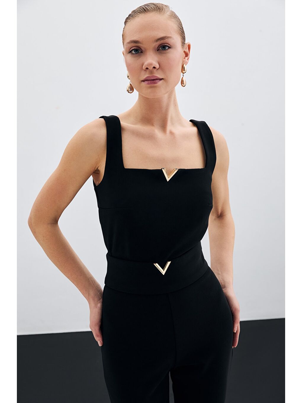 Yaka Gold Aksesuarlı Bluz - Siyah-4