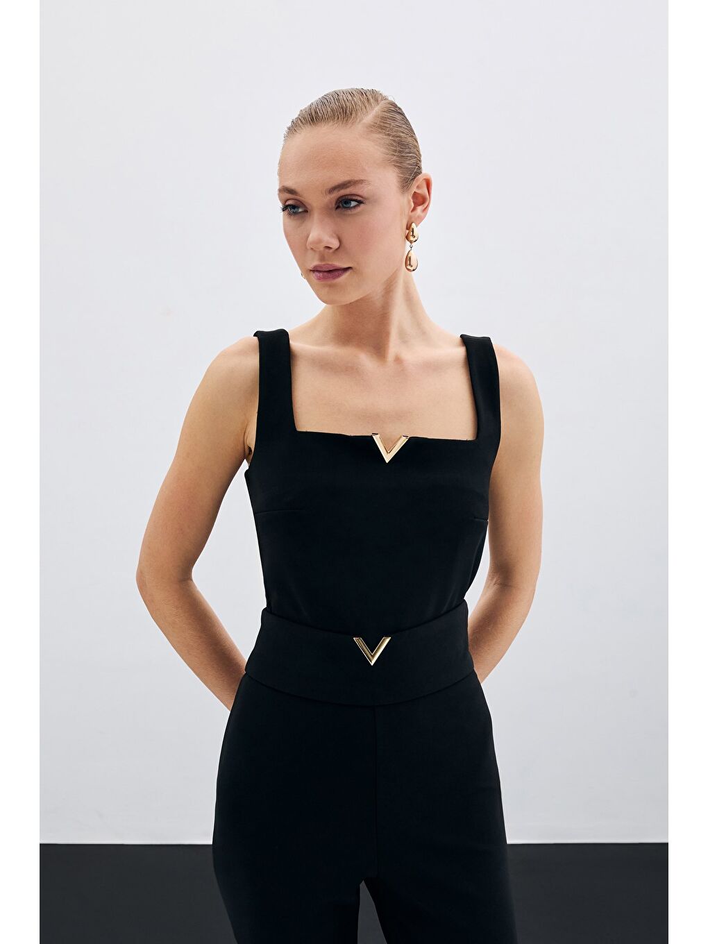 Yaka Gold Aksesuarlı Bluz - Siyah-5