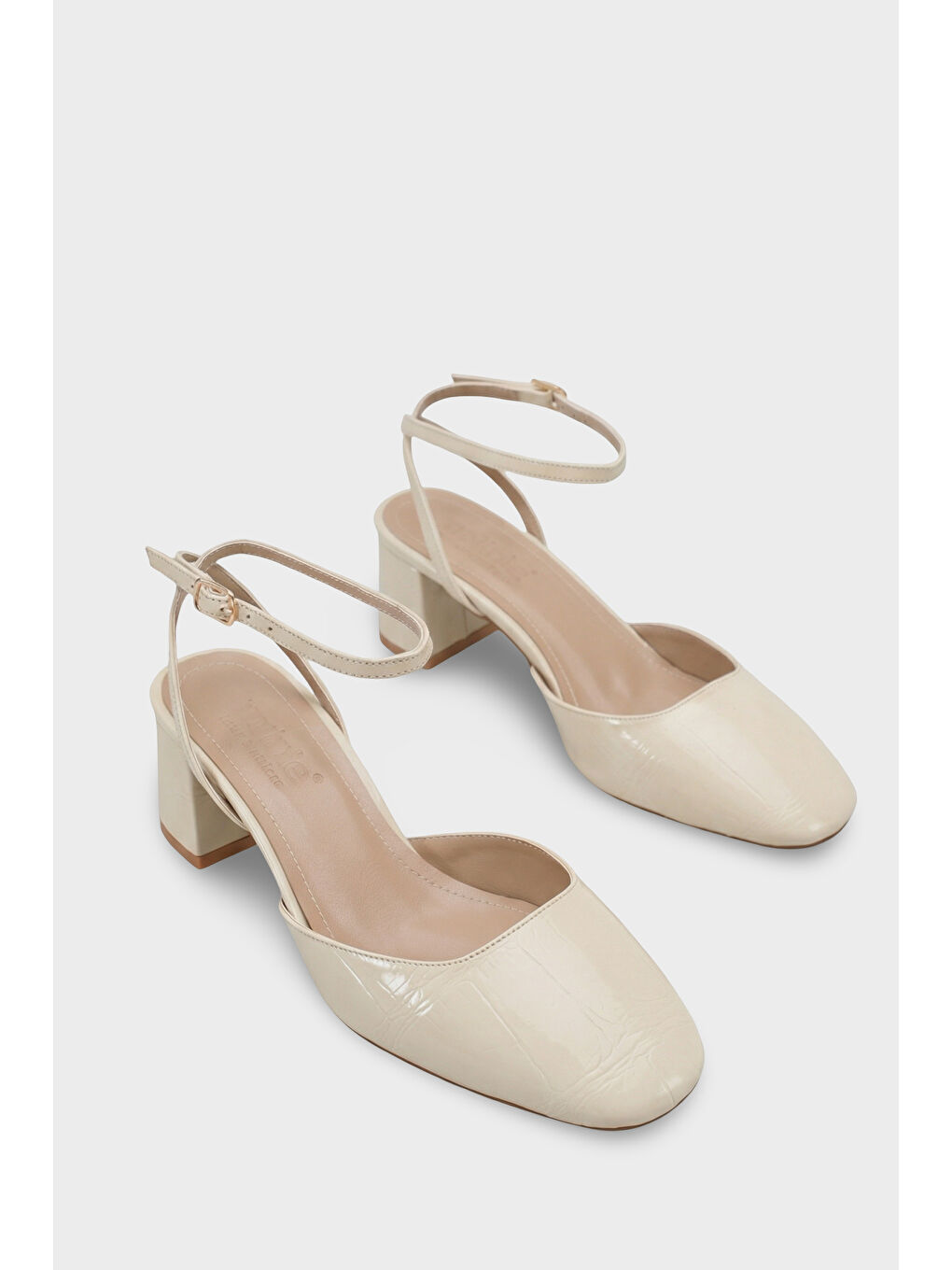 Bej Karmen Yuvarlak Burunlu Bilekten Bantlı Orta Topuklu Kadın Ayakkabı-1