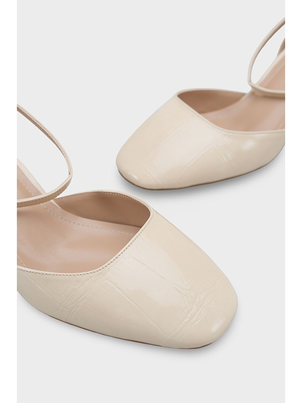 Bej Karmen Yuvarlak Burunlu Bilekten Bantlı Orta Topuklu Kadın Ayakkabı-3